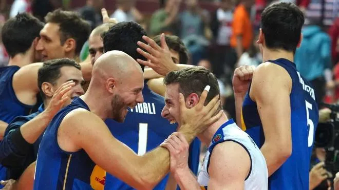 Italy's players celebrate after winning the Men's Volleyball World Championship semi-final match between Italy and Slovenia in Katowice, Poland on September 10, 2022. (Photo by JANEK SKARZYNSKI / AFP)
