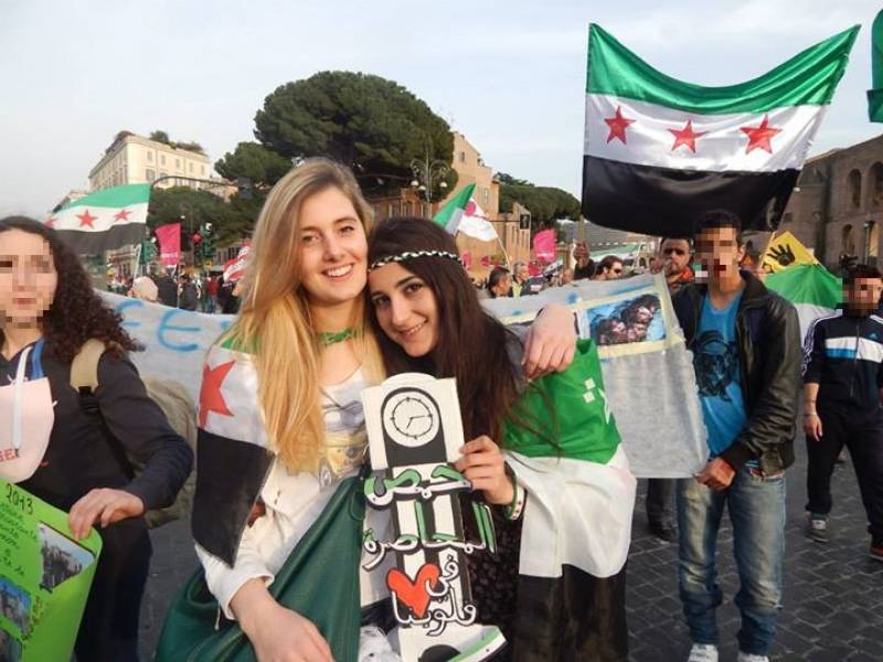 Greta Ramelli e Vanessa Marzullo durante una manifestazione per la Pace