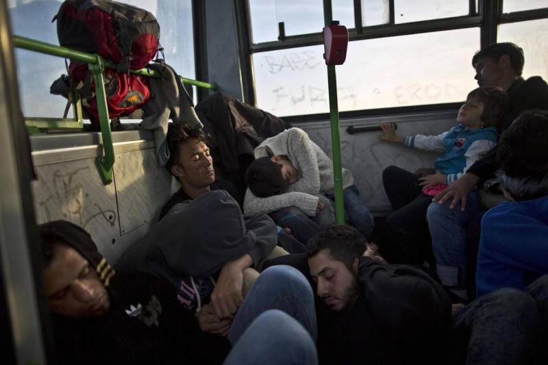 Migranti, l'Ungheria chiude i confini. Tensione al confine con la Serbia (Ansa)