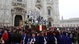'Señor de los Milagros', 5mila peruviani in festa a Milano - Il Giorno