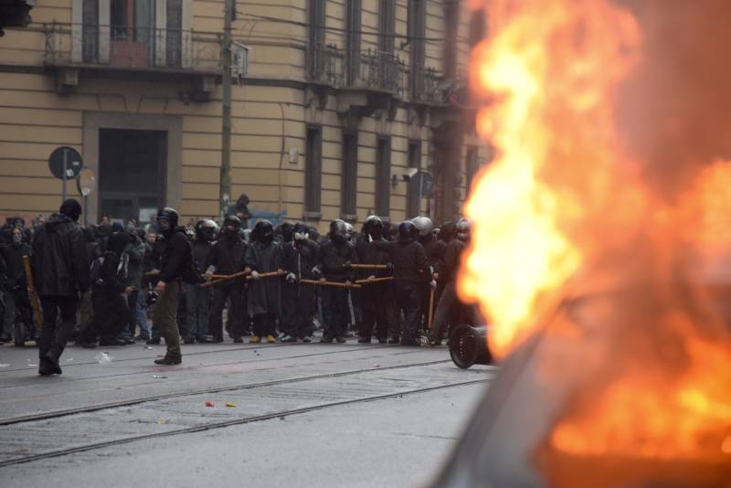 Guerriglia urbana dei NoExpo a Milano