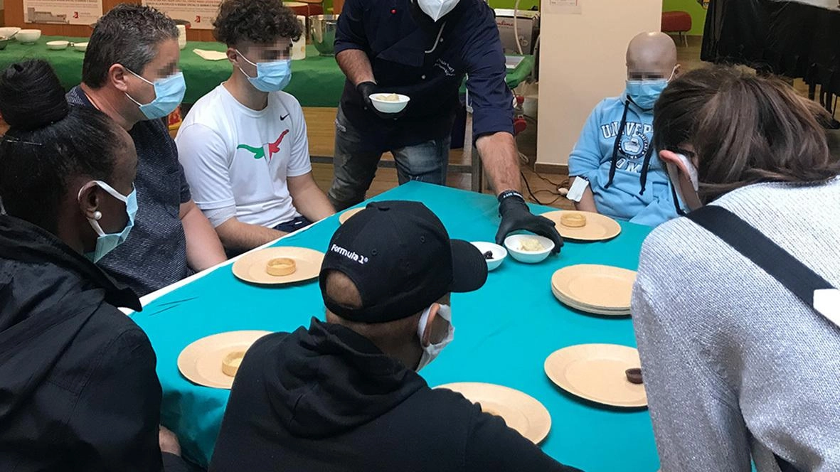 Piccoli chef crescono in corsia. Torte e biscotti al centro Verga con i trucchi di Davide Merigo Piccoli chef crescono in corsia. Torte e biscotti al centro Verga con i trucchi di Davide Merigo