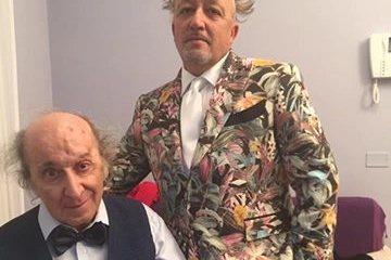 Abito floreale per Max Cavallari (da Facebook - Fichi d'India)