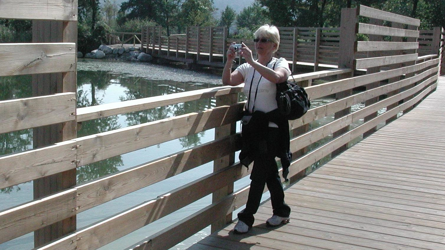 Finalmente riapre la passerella della ciclopedonale del lago