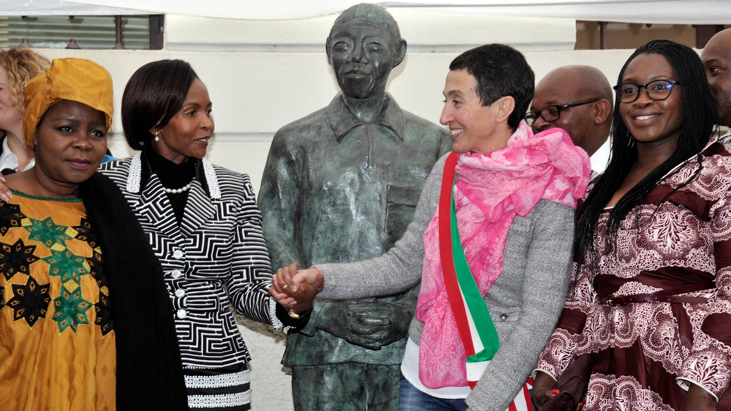 La statua di Nelson Mandela inaugurata a Milano