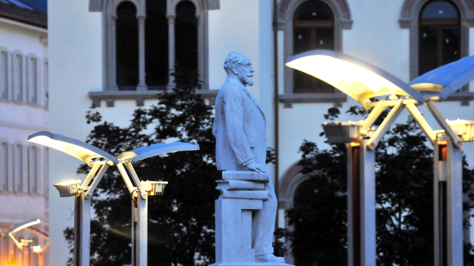 La statua di Mario Cermenati nell'omonima piazza