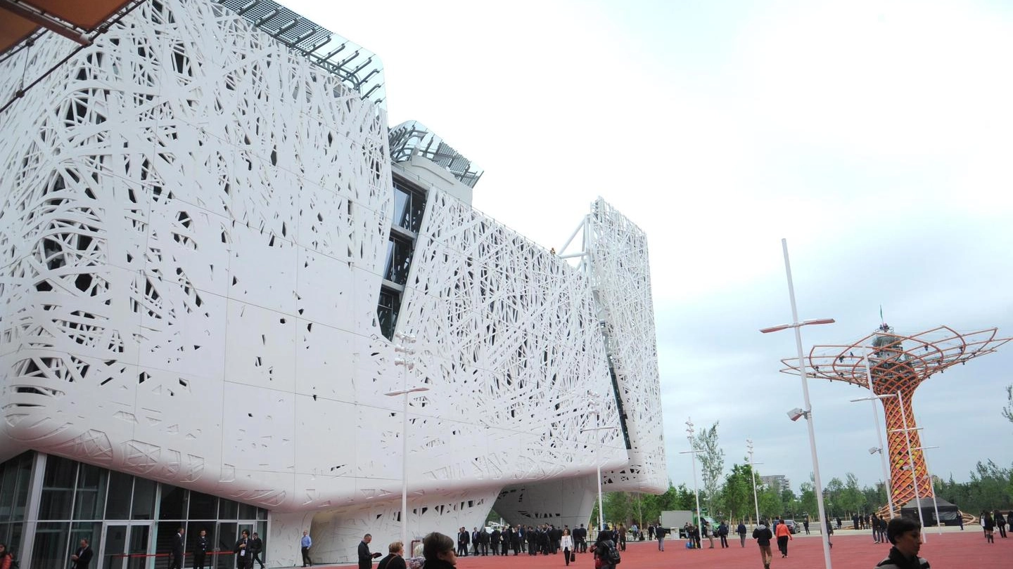 Una veduta di Palazzo Italia nella giornata inaugurale di Expo2015 (Ansa)