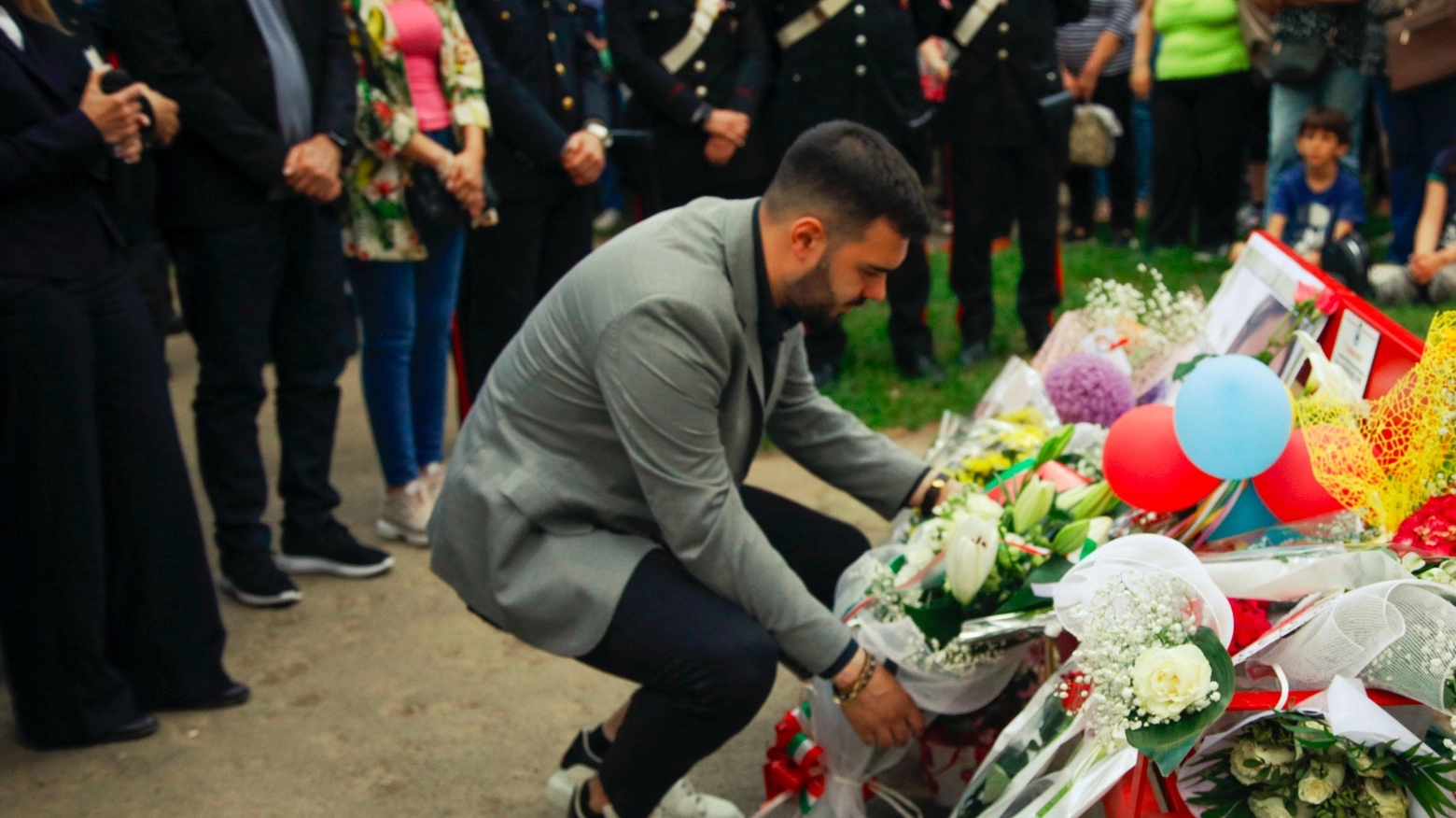 Silenzio, fiori e peluche Dietro il garage 23 il pellegrinaggio per Giulia e Thiago Silenzio, fiori e peluche Dietro il garage 23 il pellegrinaggio per Giulia e Thiago