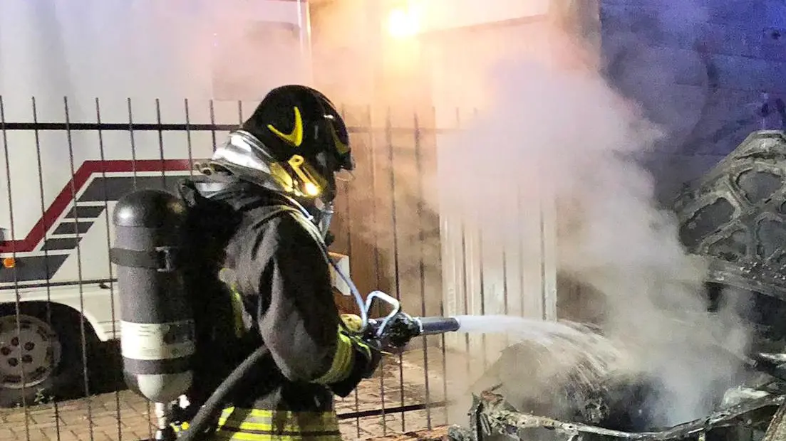 Si schianta contro un palo alle tre di notte: l’auto s’incendia Si schianta contro un palo alle tre di notte: l’auto s’incendia
