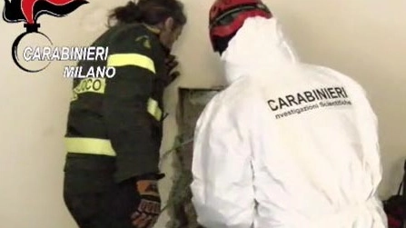 Carabinieri e vigili del fuoco al lavoro nel residence dove è stato ritrovato il cadavere di Astrit Lamaj