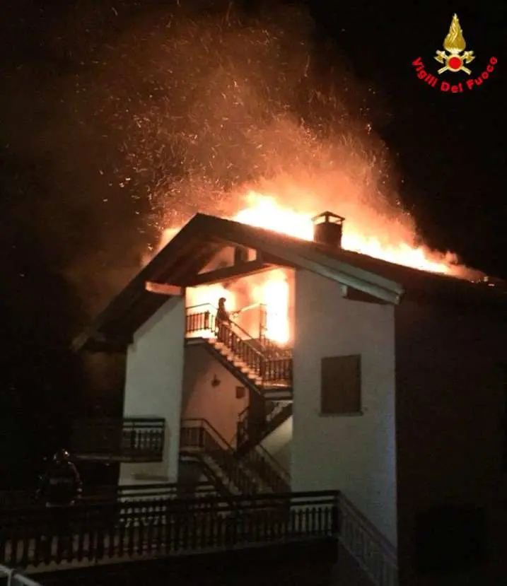 Spaventoso incendio a Tartano: distrutto tetto, sottotetto e legnaia/FOTO