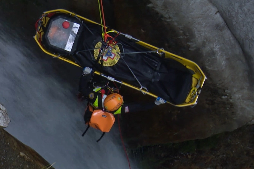 I tecnici volontari del Soccorso alpino durante un intervento
