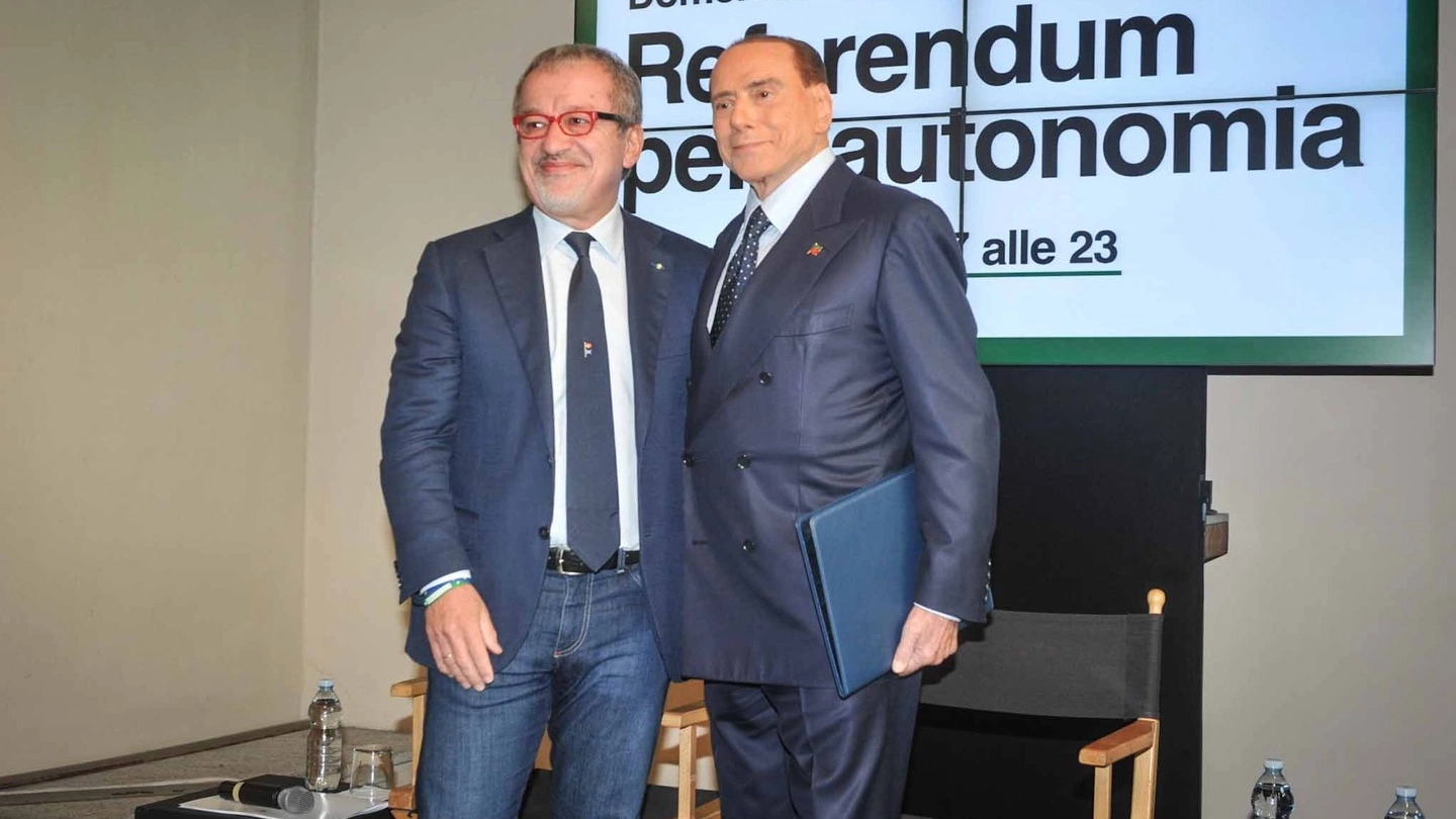 Roberto Maroni e Silvio Berlusconi insieme per il referendum (LaPresse)