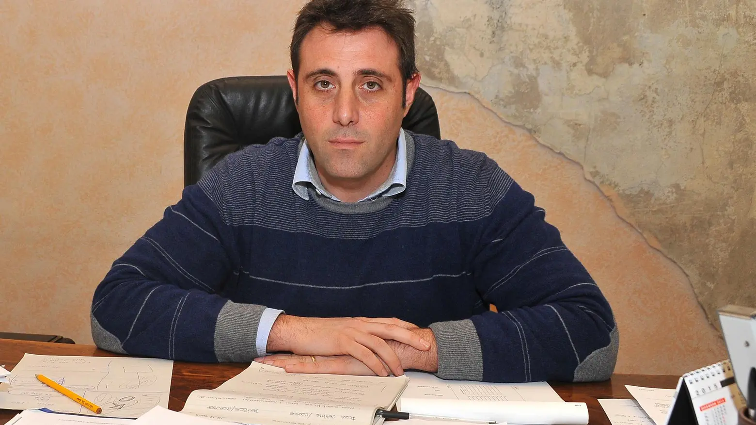 Legnanese sotto assedio Pallonate a statue e anziani Librerie date alle fiamme Legnanese sotto assedio Pallonate a statue e anziani Librerie date alle fiamme