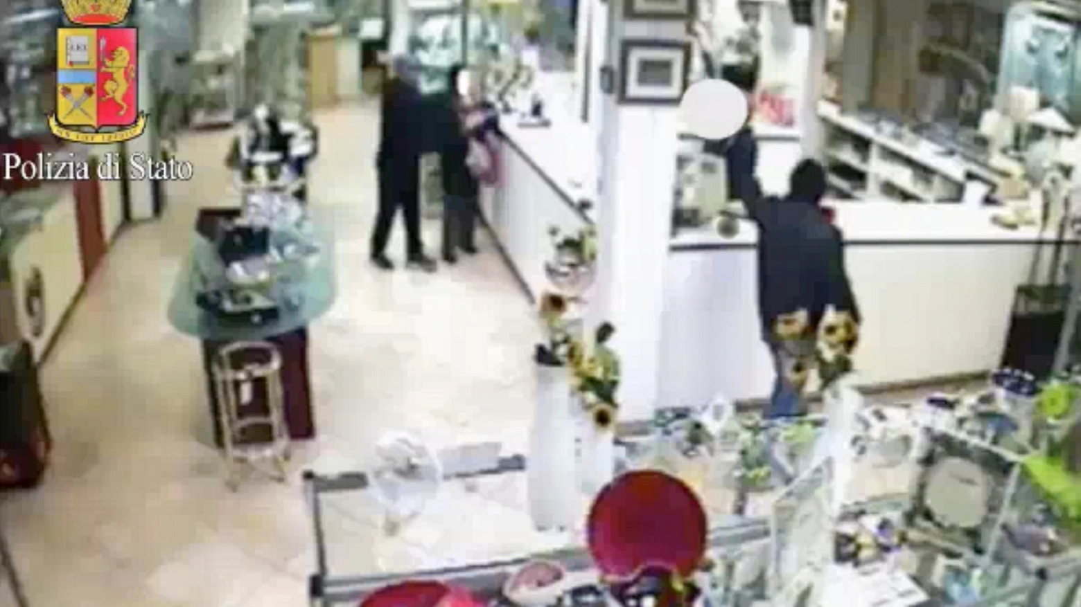Rapina in gioielleria (Frame video telecamere di videosorveglianza)