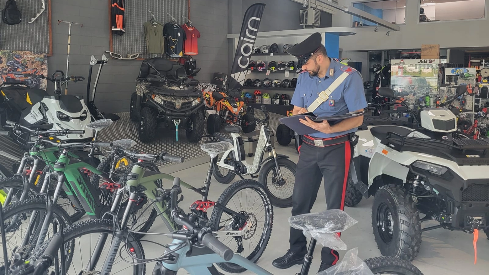 I carabinieri nel negozio di e-bike preso di mira I carabinieri nel negozio di e-bike preso di mira