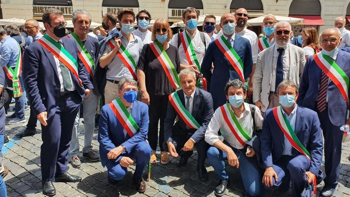 Alcuni sindaci della Lombardia con Mauro Guerra (al centro in basso) 