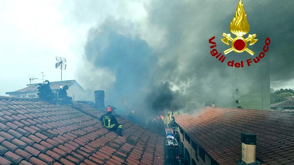 L'incendio in centro storico a Melzo