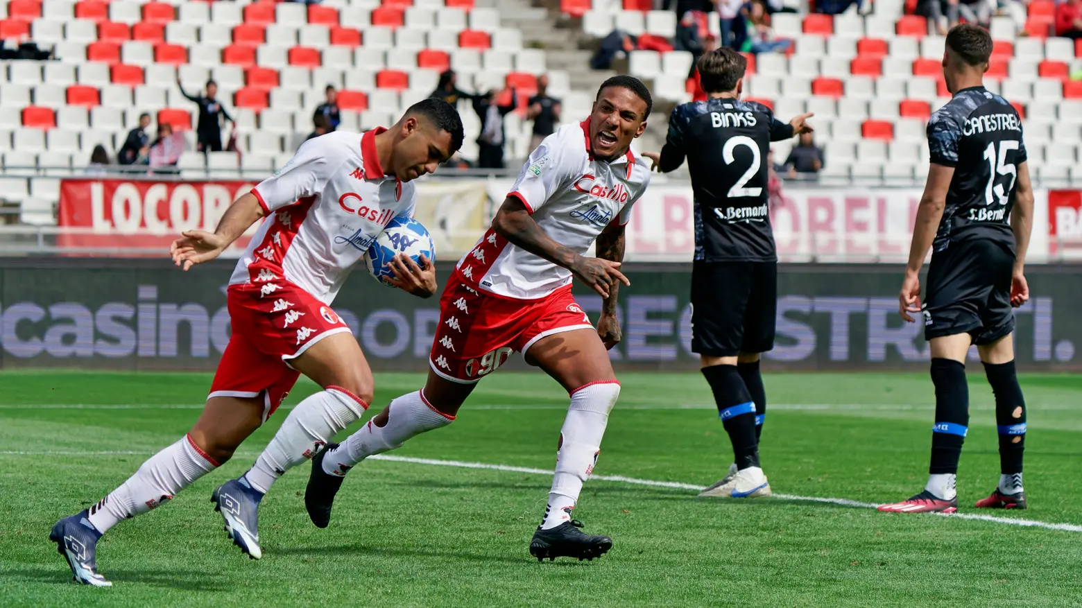 Il Bari festeggia dopo il gol del pareggio Il Bari festeggia dopo il gol del pareggio