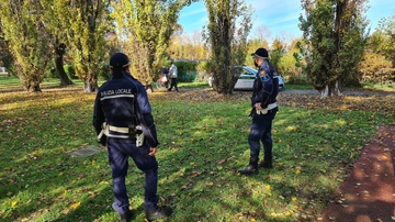 Rozzano, donna trascinata tra i cespugli al Parco 2 e violentata: fermato un 37enne