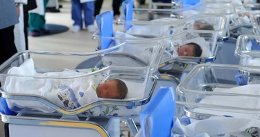 Aumentano i bimbi con il solo cognome materno a Milano, ecco i nomi più diffusi e i quartieri con più nuovi nati