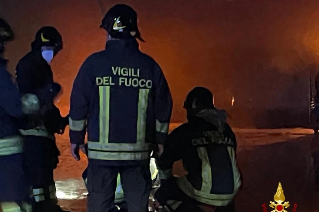 Vigili del fuoco intervenuti a Rho per un incendio (Foto vigili del fuoco)