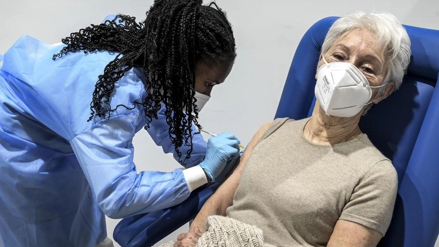 Un'anziana riceve il vaccino anti-Covid