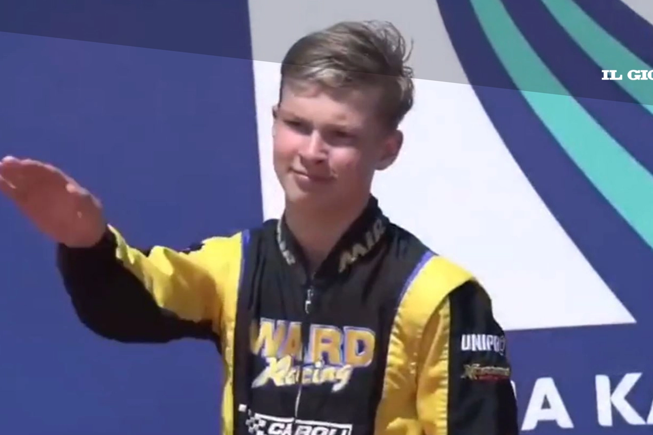 Il saluto nazista del pilota russo Artyom Severyukhin, che corre con bandiera italiana
