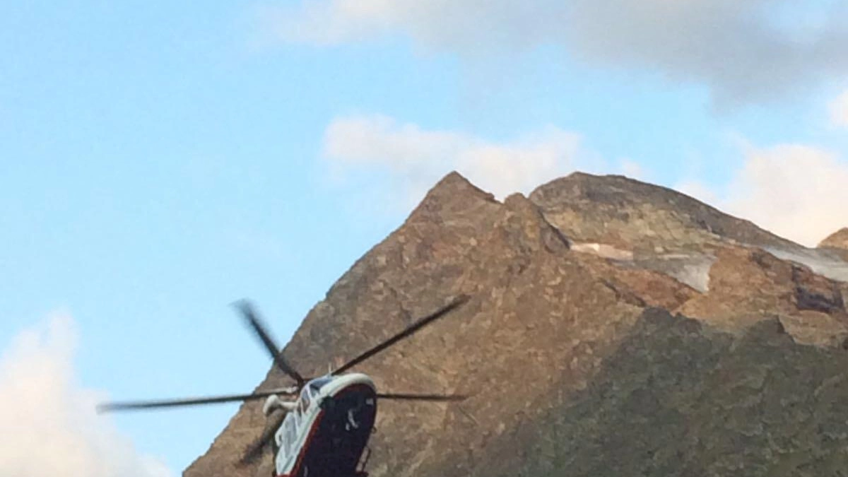Il soccorso alpino valdostano sul Cervino, foto d'archivio (Ansa)
