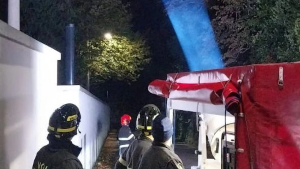 I vigili del fuoco mentre illuminano il monte San Martino
