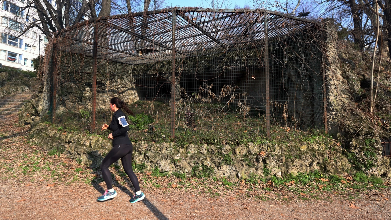 La gabbia che ospitava l'orso polare vicino all'ingresso dai Bastioni di Porta Venezia  (Foto Paolo Salmoirago)