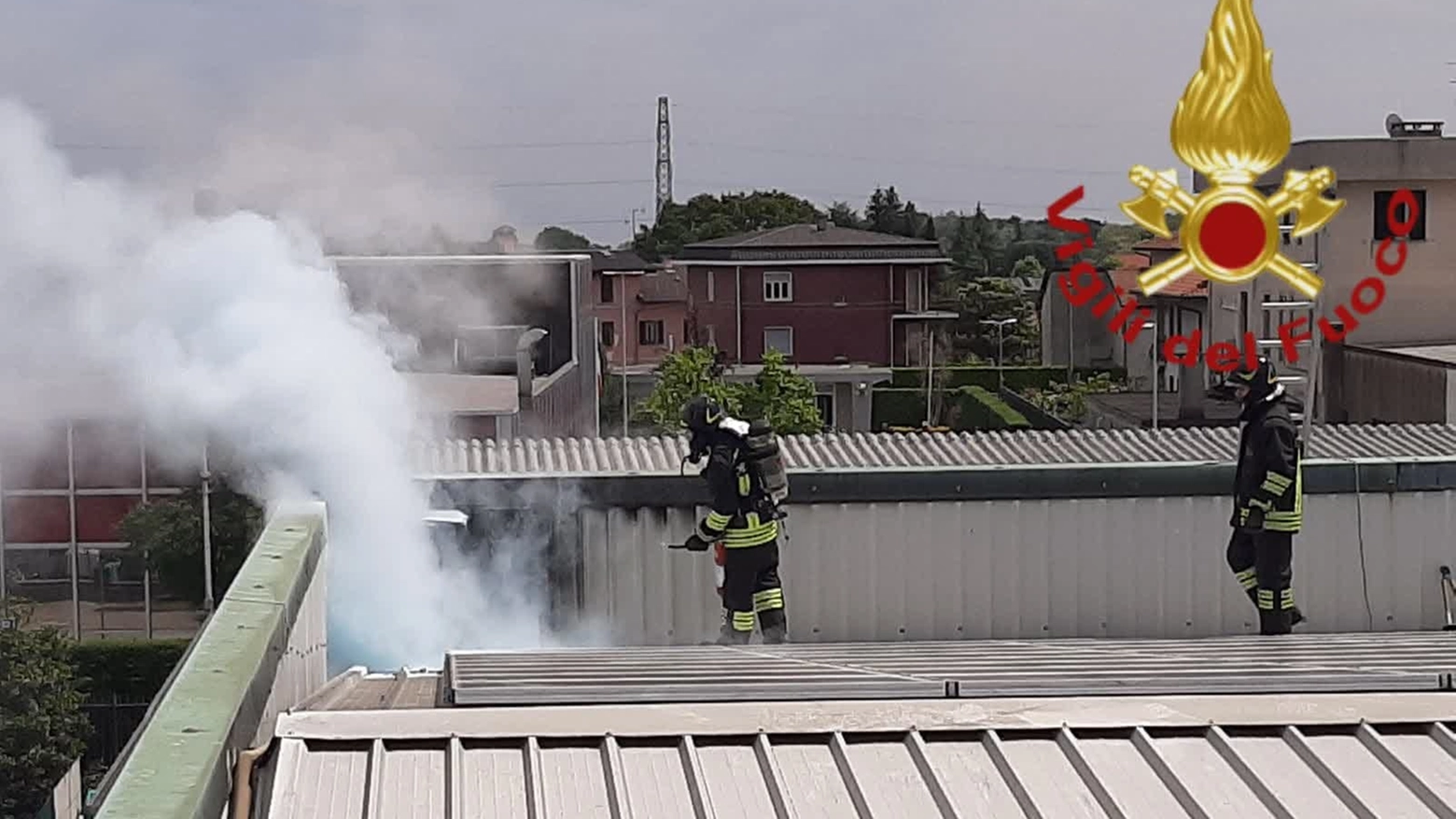 I vigili del fuoco intervenuti sul tetto dell'azienda