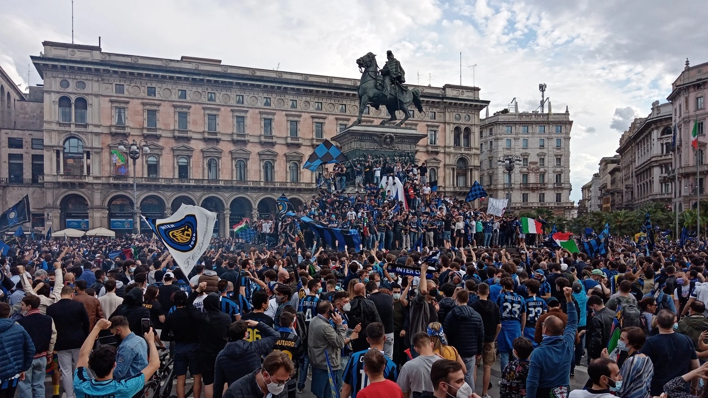 L'assembramento di tifosi in piazza Duomo