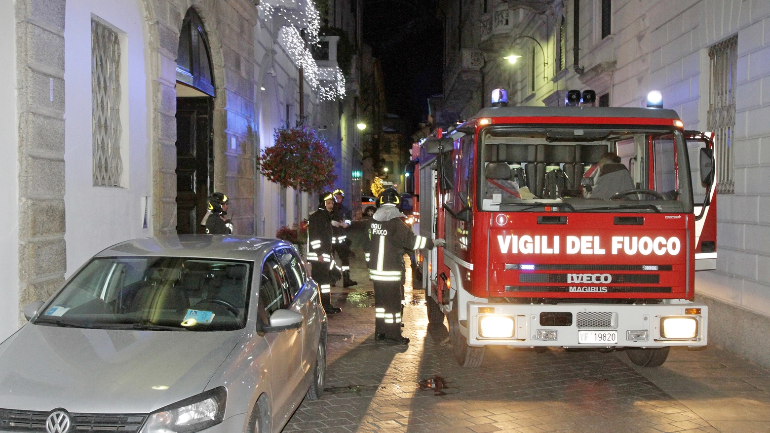 Vigili del fuoco in azione in via Giovio a Como