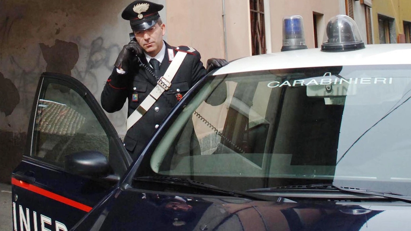 Un carabiniere davanti a scuola (foto d'archivio)