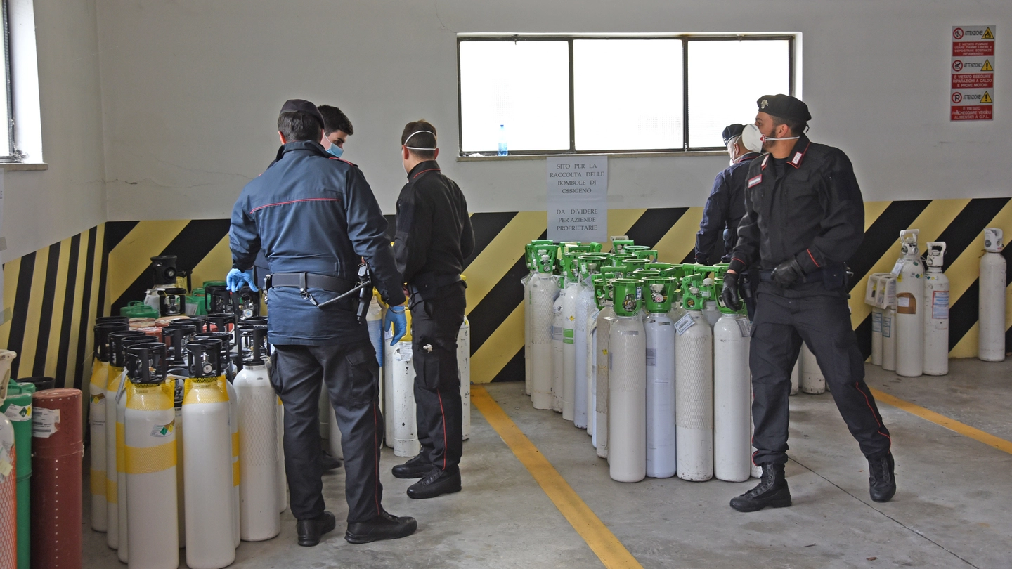 Le bombole d'ossigeno recuperate dai carabinieri