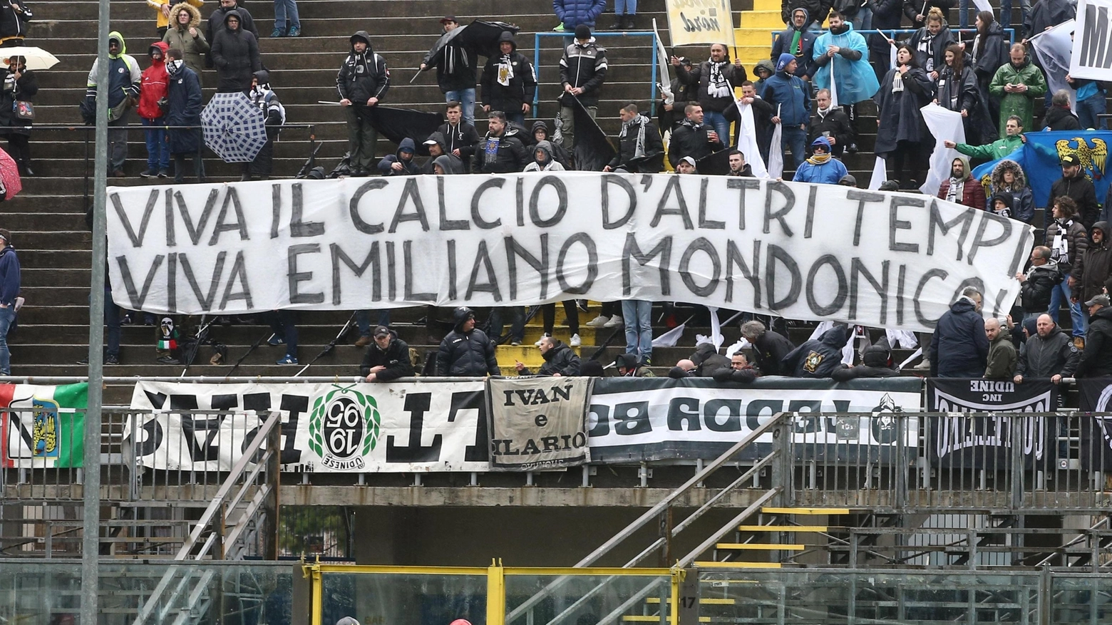 Lo striscione per Mondonico apparso allo stadio di Bergamo