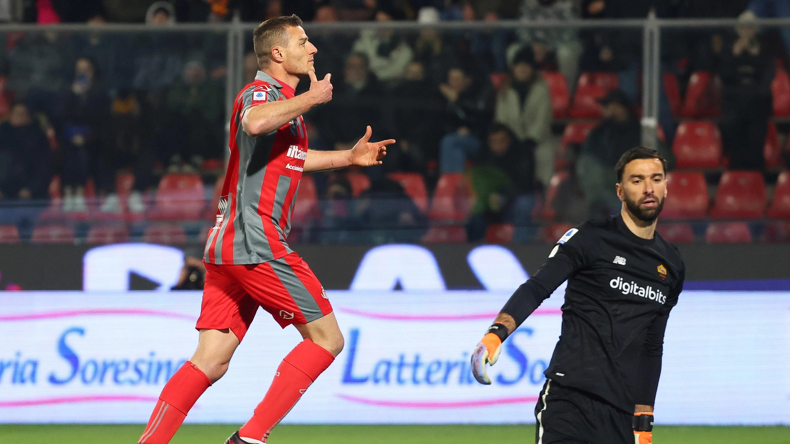 I grigiorossi piegano i capitolini 2-1, già battuti in Coppa Italia, e rompono finalmente il ghiaccio: la salvezza dista 8 punti. Espulso Mourinho