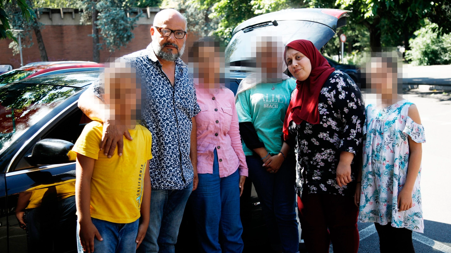 Mohamed., la moglie e i quattro figli hanno dormito per quasi due mesi nell’auto parcheggiata vicino al cimitero di Bresso