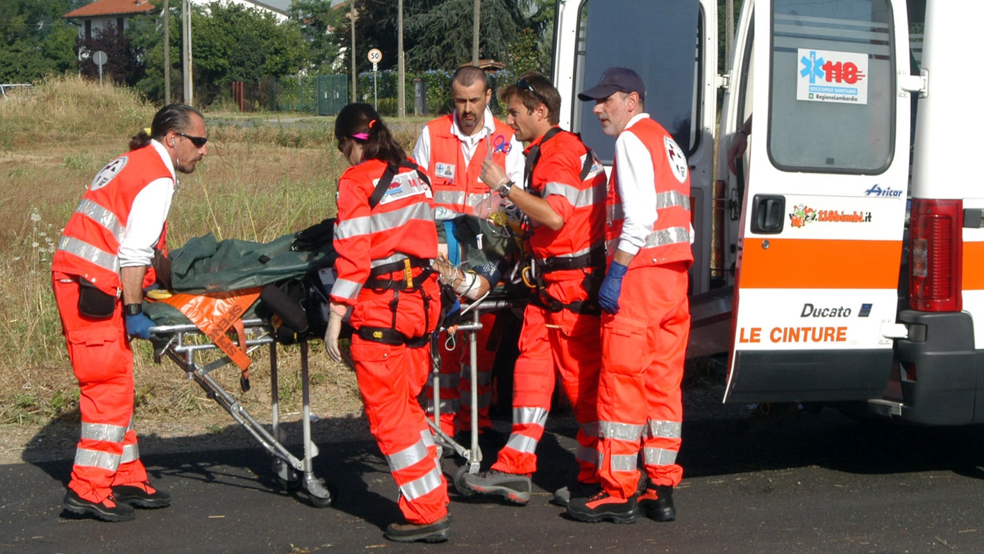L'intervento di un'ambulanza (foto di archivio)
