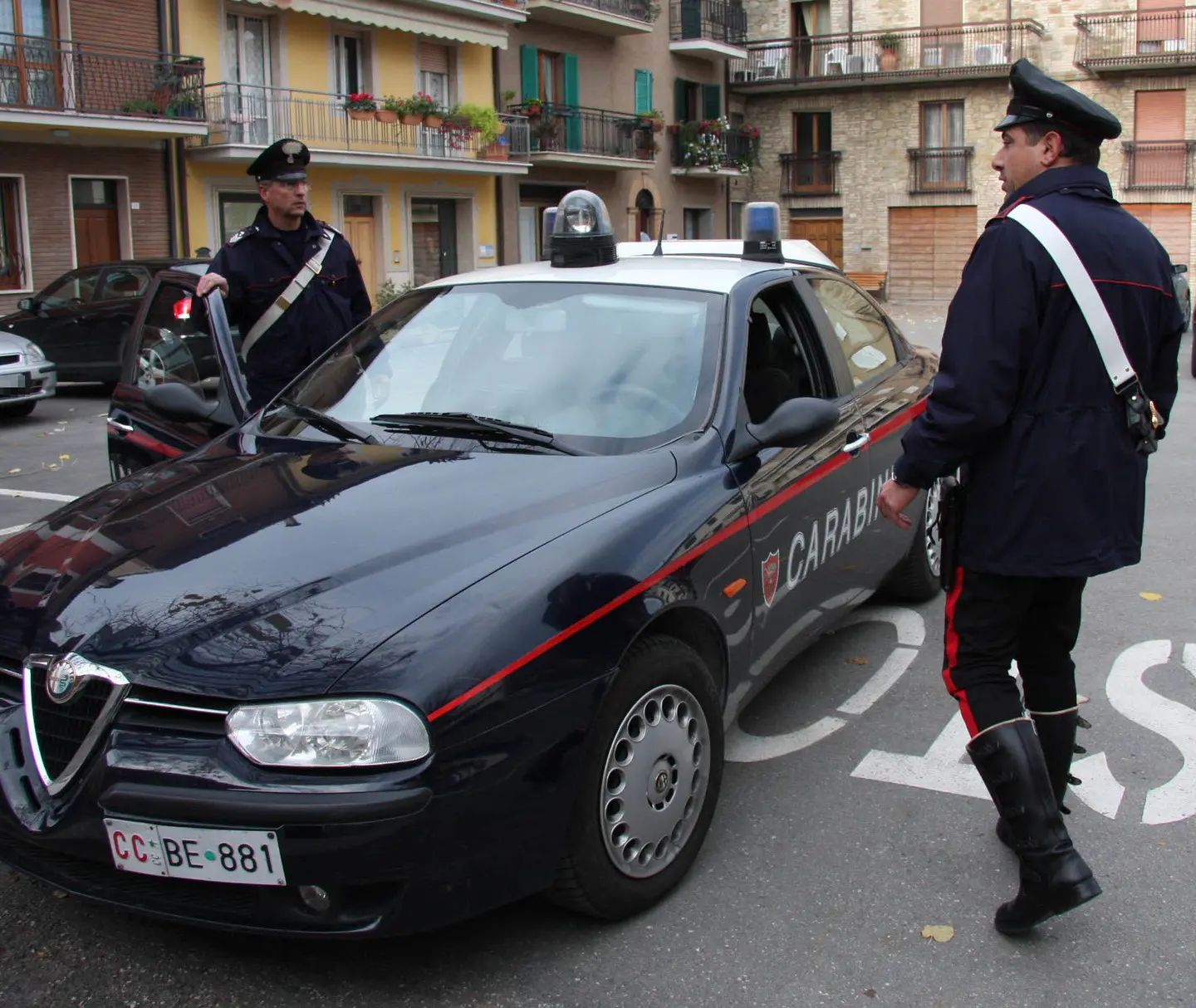 Milano, sotterra la droga in giardino: arrestato