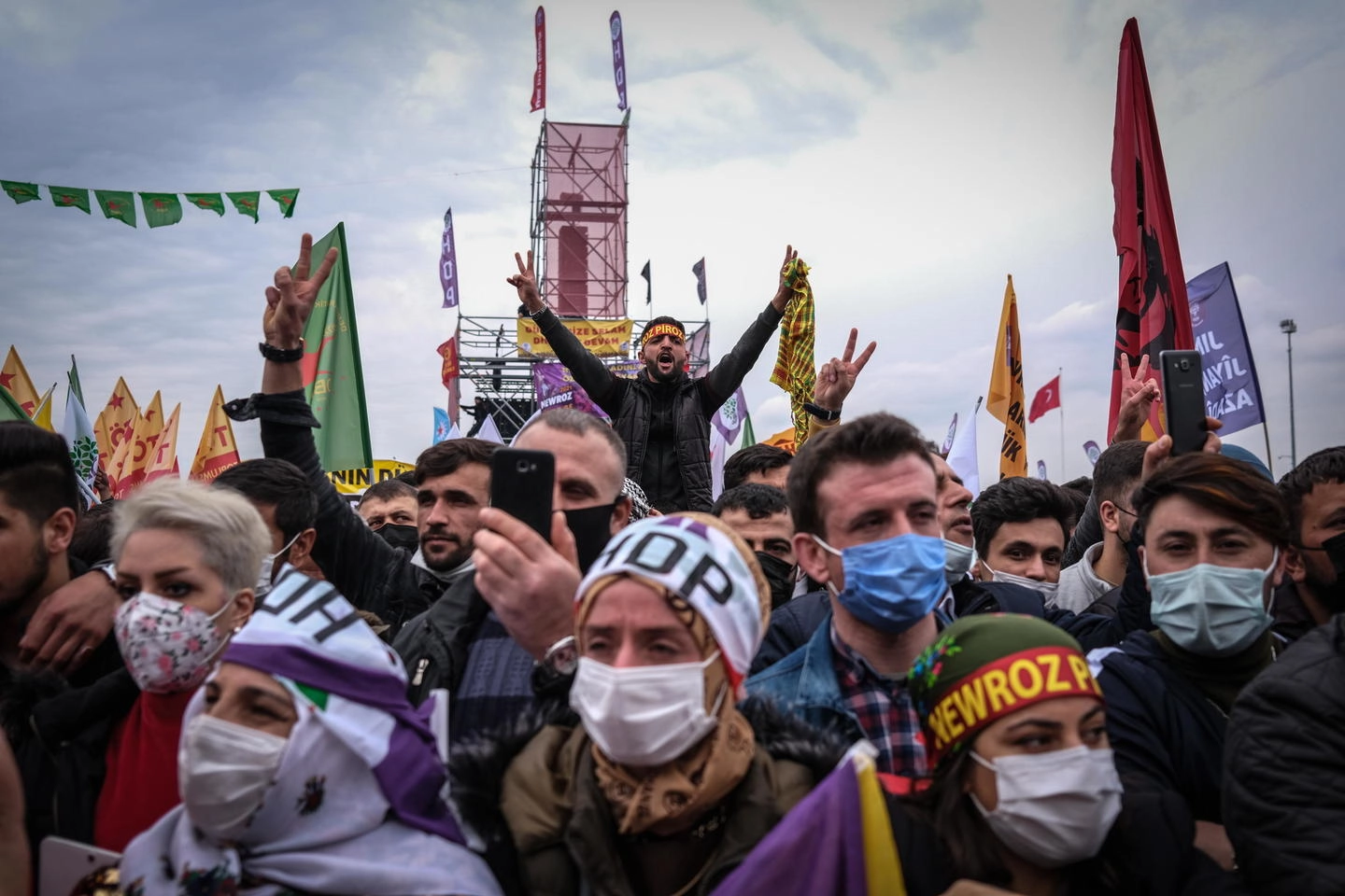 Per le strade di Diyarbakir due milioni di persone festeggiano il Newroz