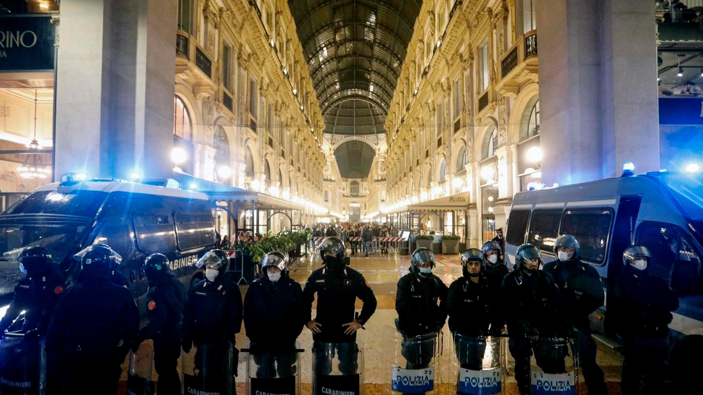 Gli agenti in tenuta antisommossa schierati davanti alla Galleria