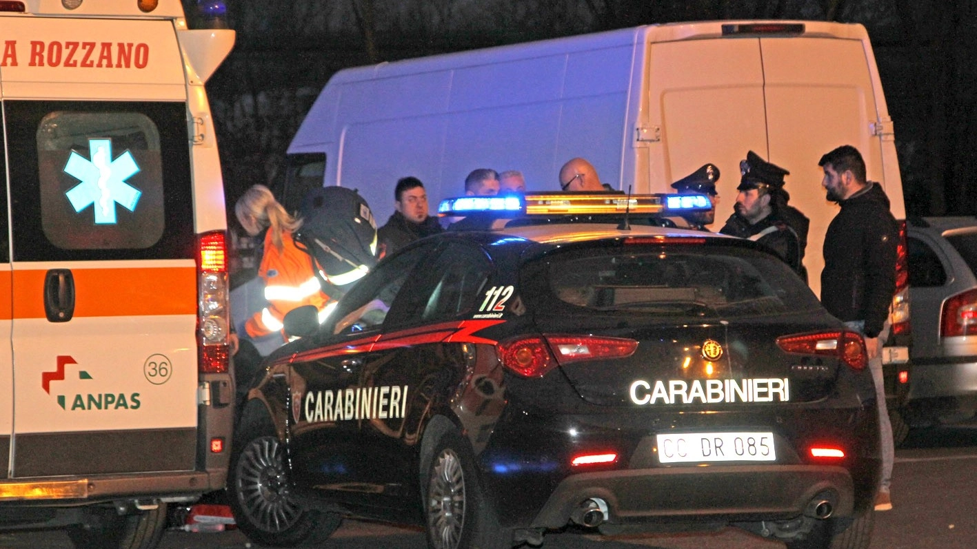 I soccorsi e i carabinieri sul luogo del delitto