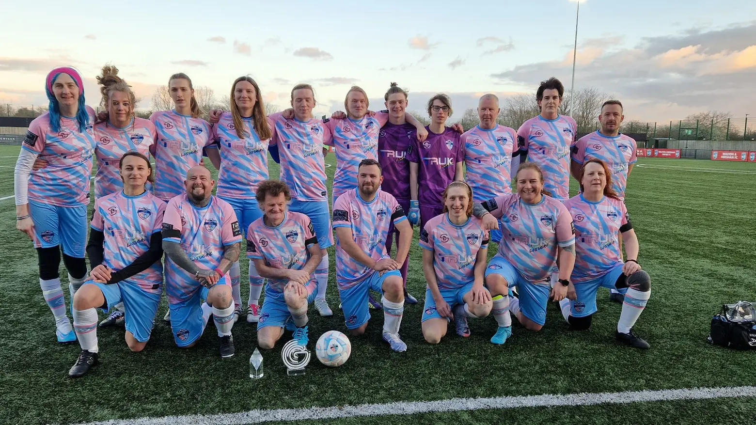 La prima squadra europea di calcio transgender (da Twitter) La prima squadra europea di calcio transgender (da Twitter)