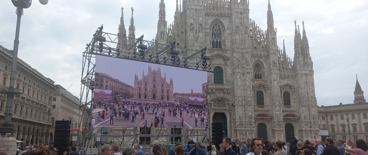 Piazza Duomo di prepara alla celebrazione dei funerali di Silvio Berlusconi