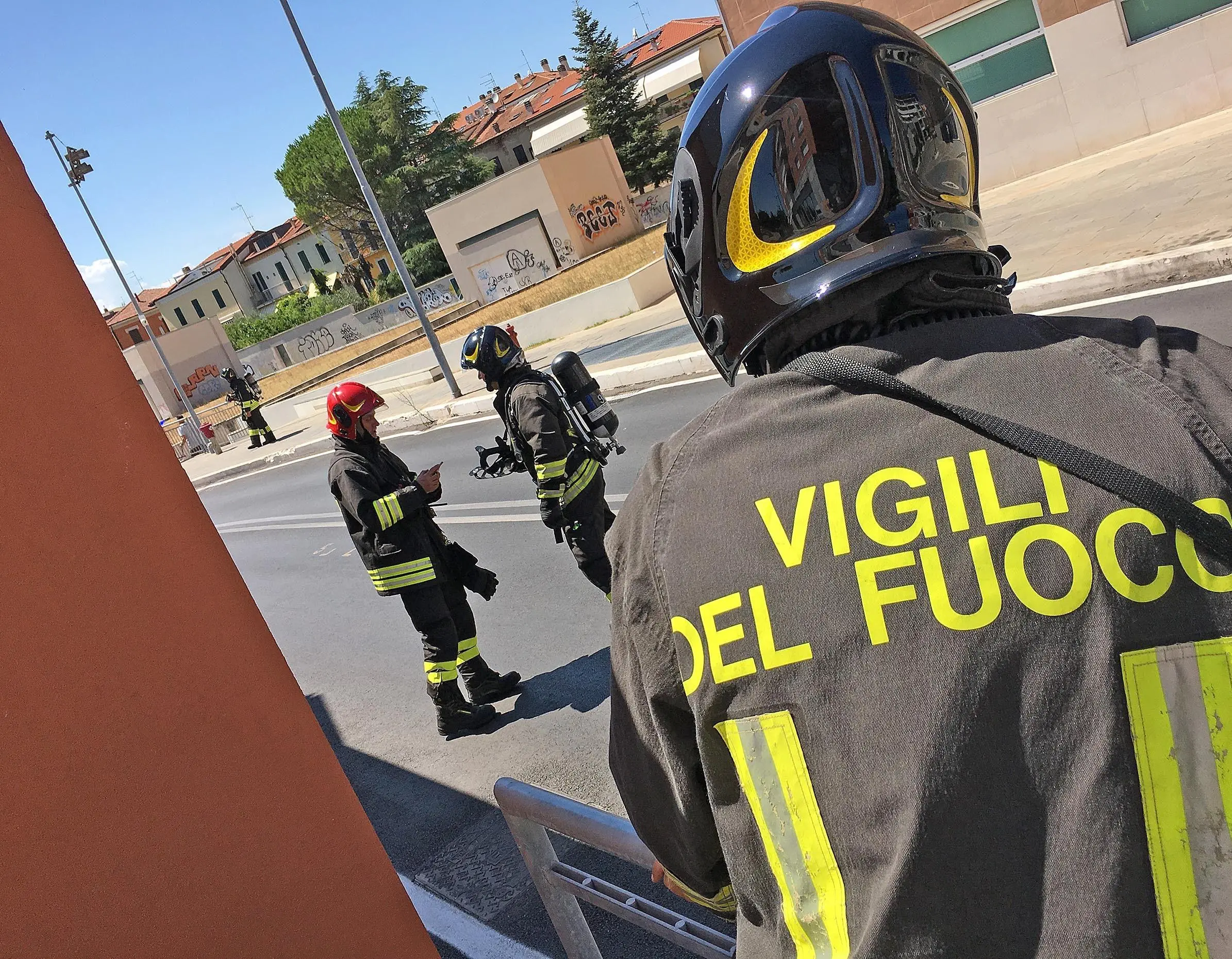 Vigile del fuoco accoltellato Lo salva la divisa
