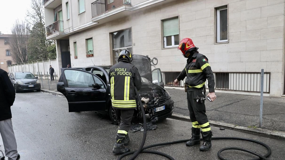 Auto a fuoco in marcia. Salve tre persone tra cui una bambina Auto a fuoco in marcia. Salve tre persone tra cui una bambina