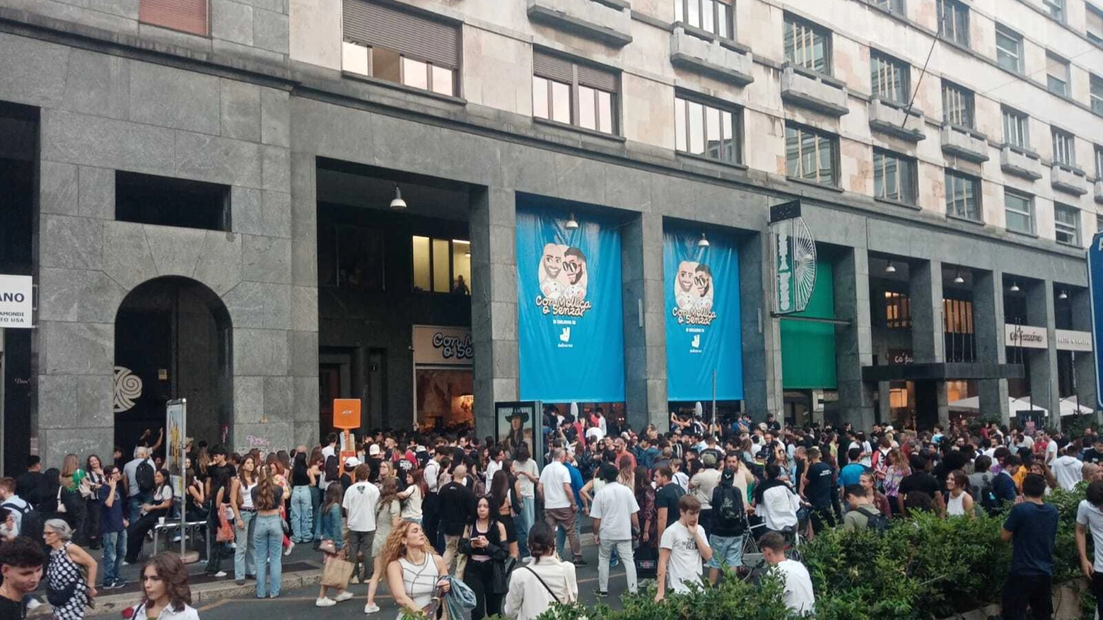 La folla in piazza Diaz per l'inaugurazione del locale di Donato "con o senza mollica"