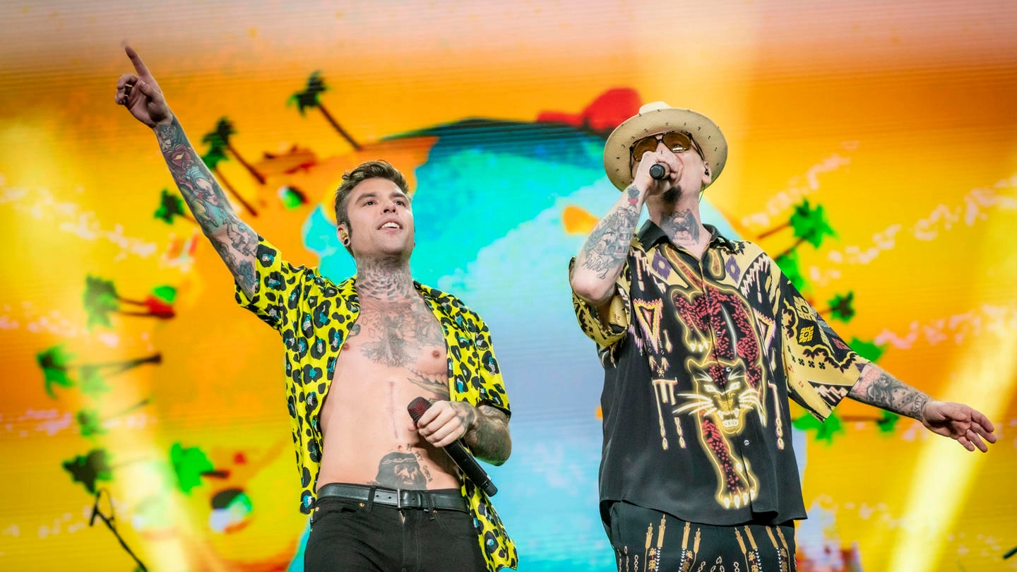 Fedez e J-Ax durante il concerto di LoveMi